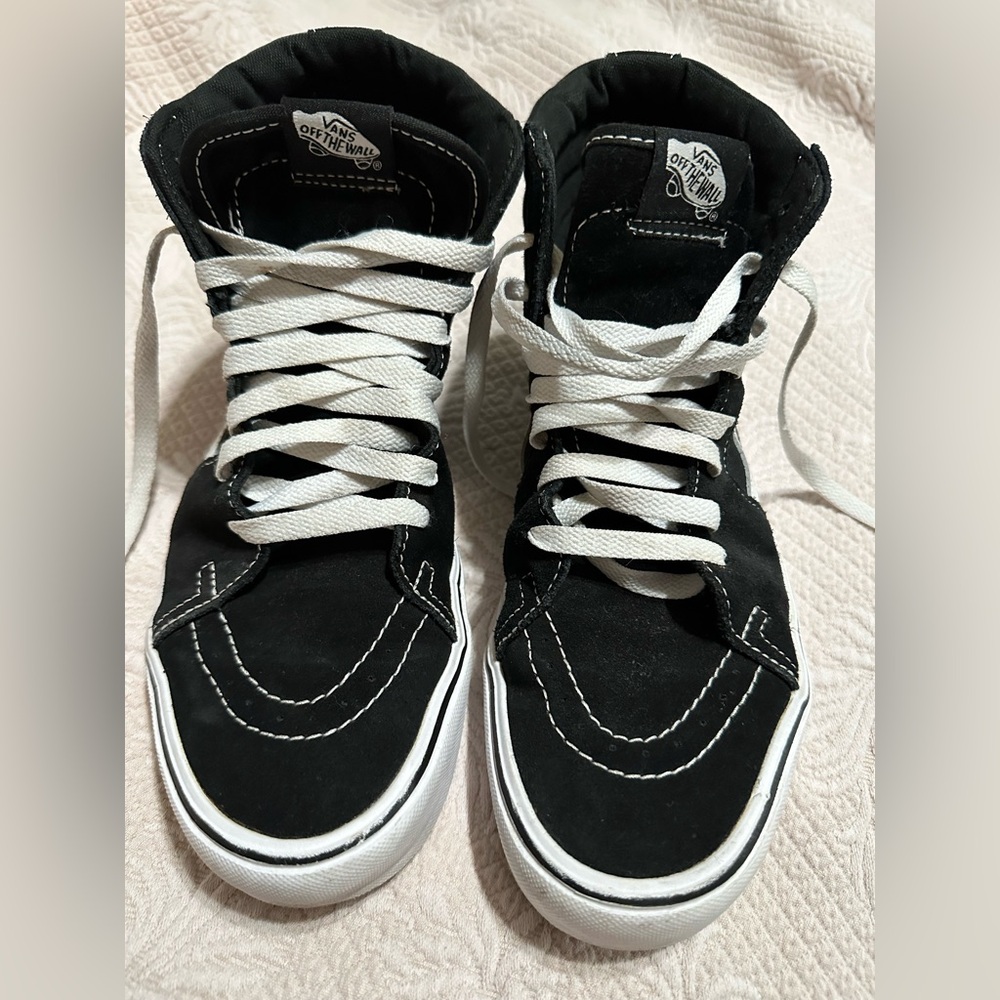 Vans Used boys skateboard shoes size 9.5 men’s black and with with laces
